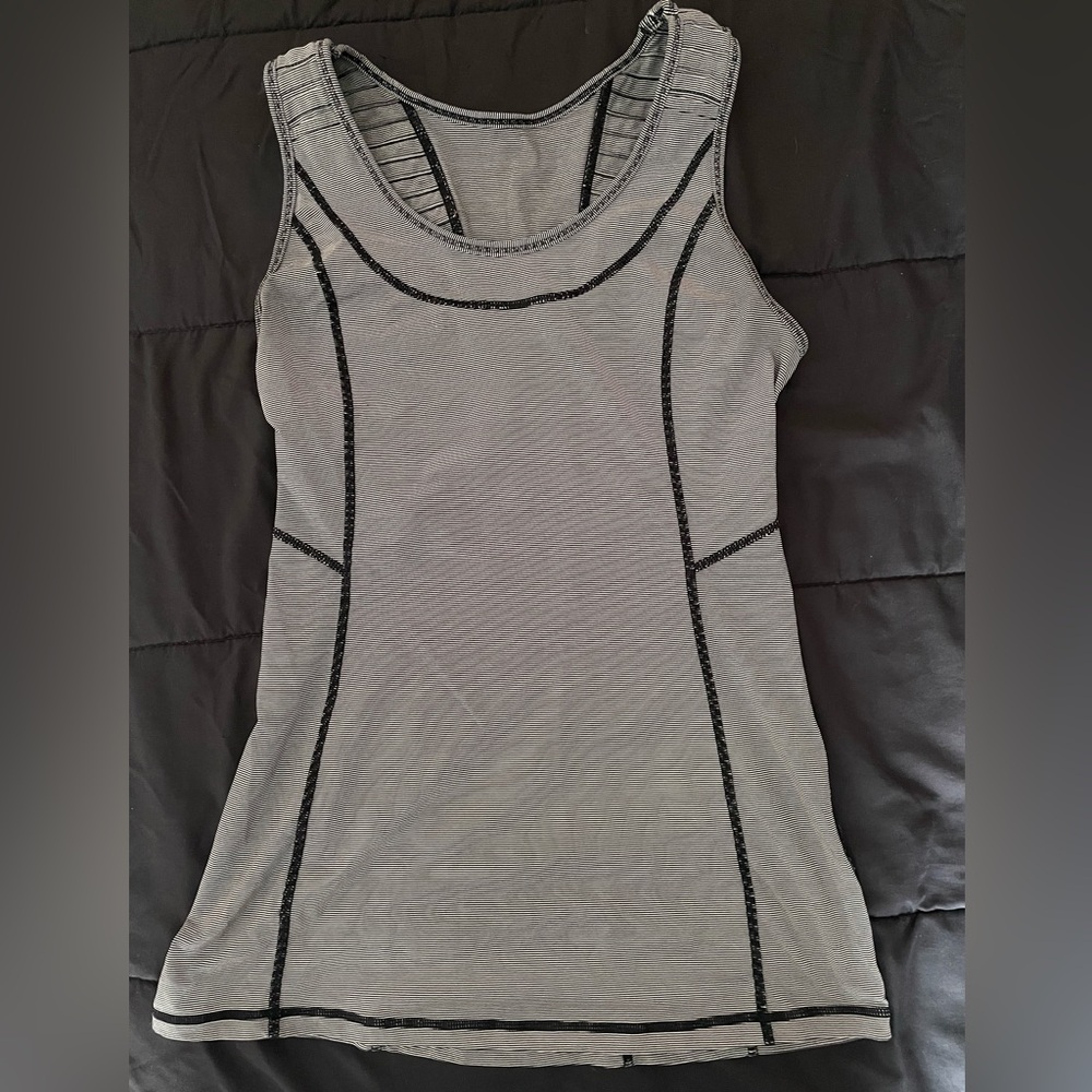 Lululemon Run On Course Tank Top
Women’s Size 4
Color Black Microscope